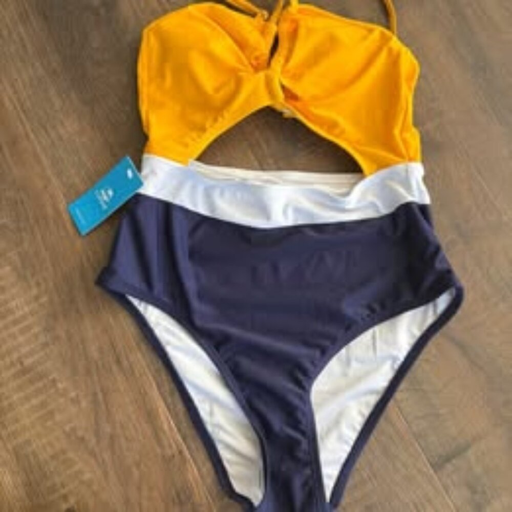 Brand new with Tags Cupshe - XS bathing suit
